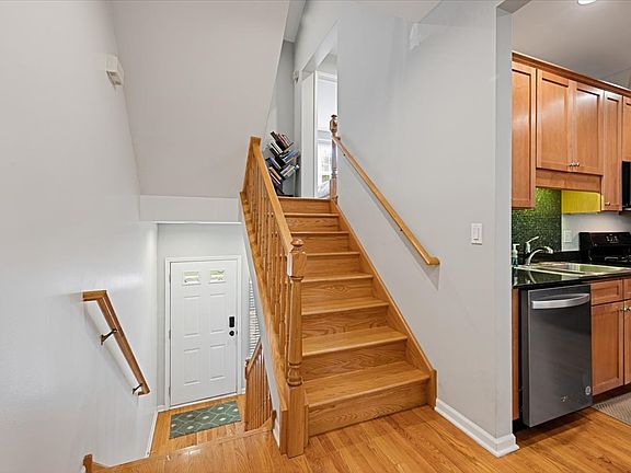 2nd image of 3809 N Milwaukee Ave Unit C