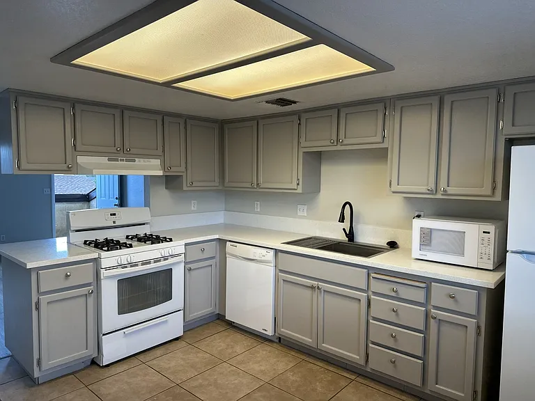 429 S Sunset St #C — Photo 4
