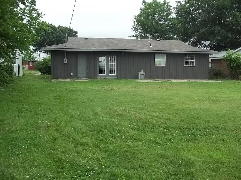 406 Larchmont Dr — Photo 2