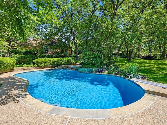 2nd image of 3813 Cambridge Cir W