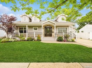 12 Terry Ln, Plainview, NY 11803