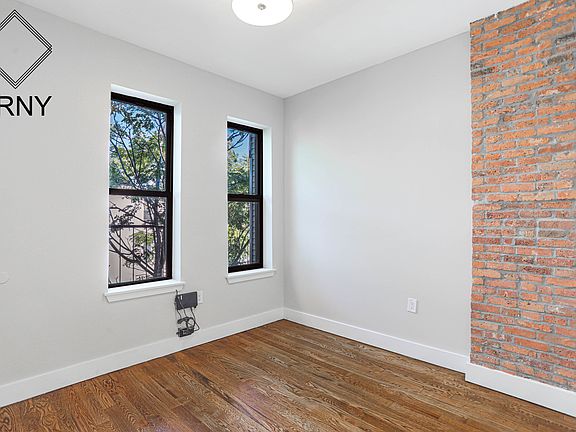 3rd image of 1355 Putnam Ave