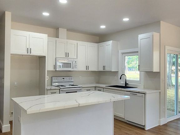 2nd image of 213 Rhode Island Cir