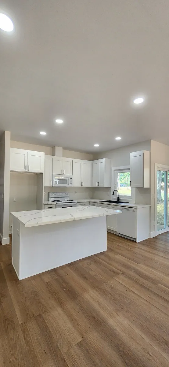 Building Photo - 213 Rhode Island Cir