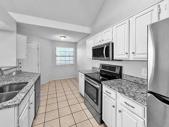 3rd image of 923 Azalia Dr