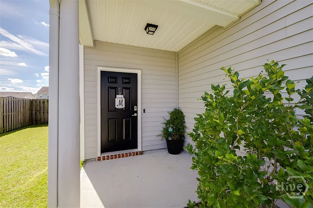 4 bed, 2.5 bath, 1990 sqft, $2,200 — Photo 2