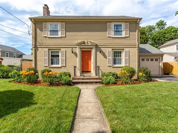 10 Little St E, Rumford, RI 02916