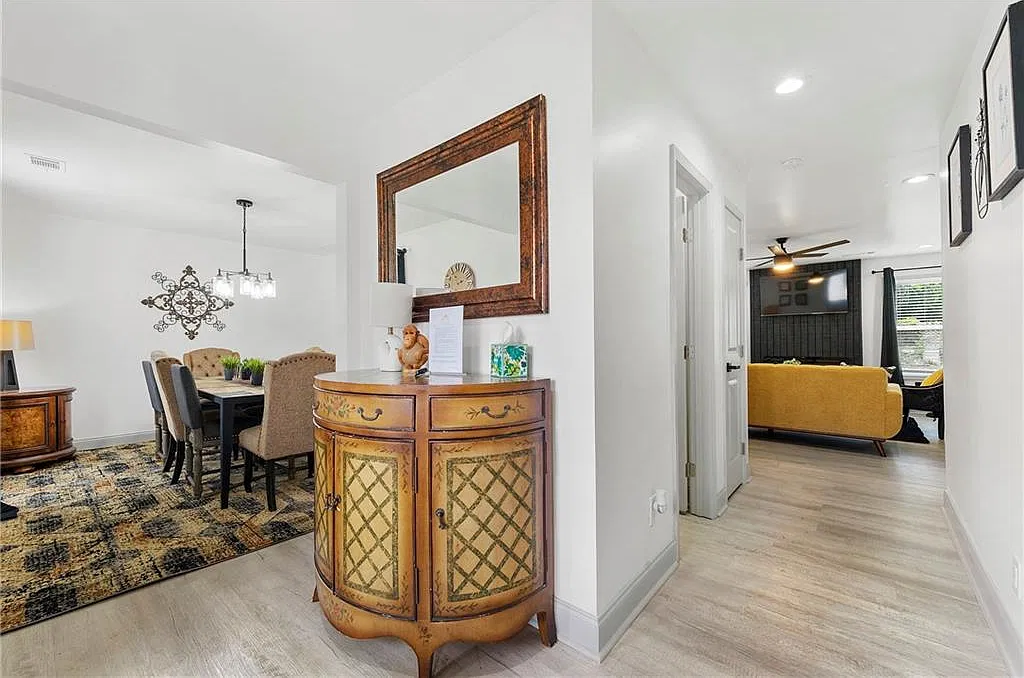 4 bed, 2.5 bath, 2020 sqft, $3,250 — Photo 2