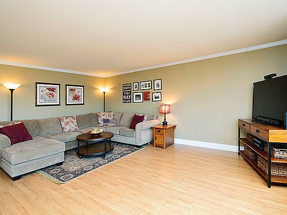 4th image of 3930 N Pine Grove Ave APT 501