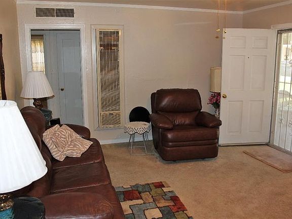 3rd image of 1615 W Fountain Way