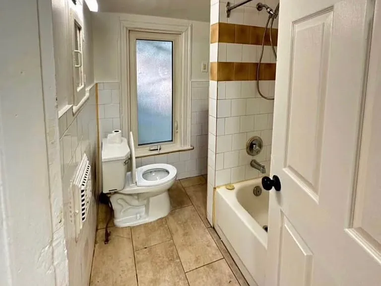 216 John St N — Photo 9