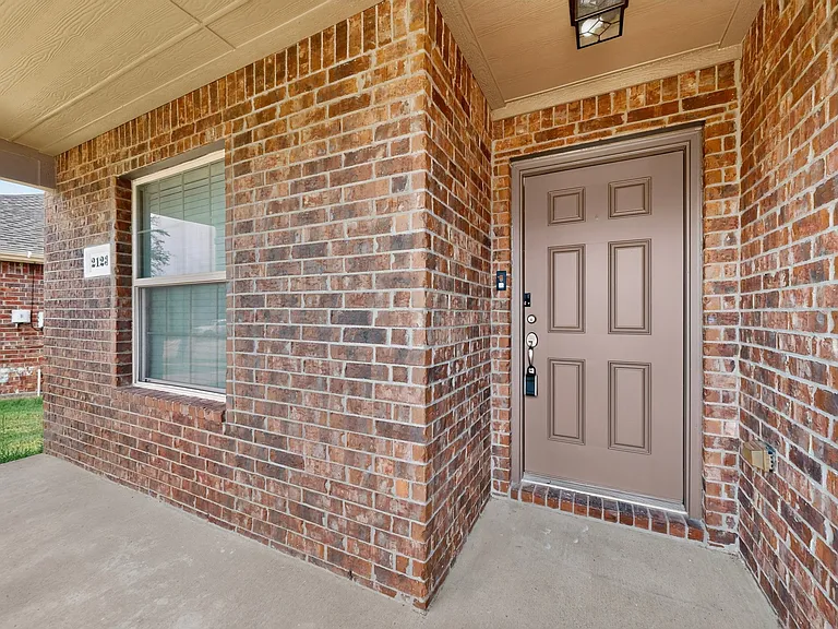 2123 Meadow View Dr — Photo 2
