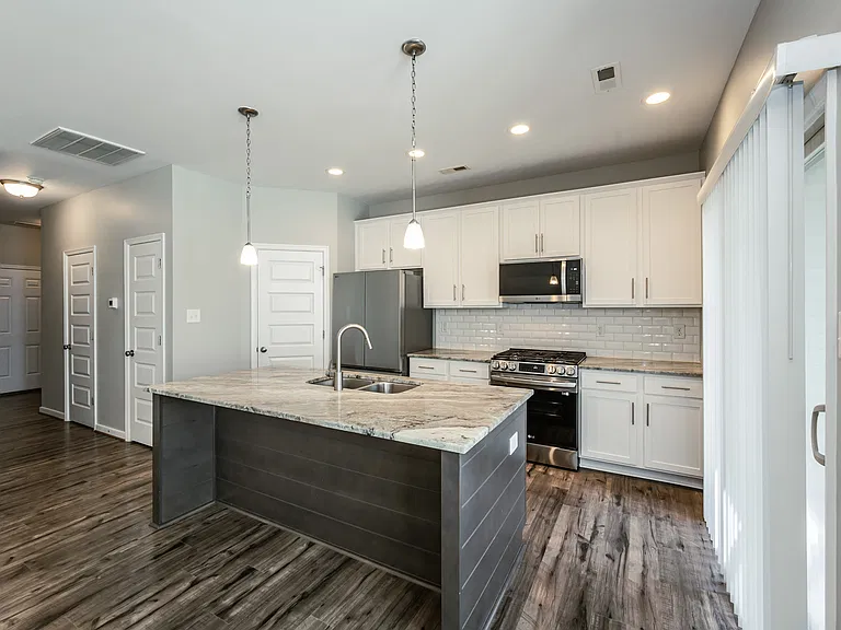 8023 Ellendale Dr — Photo 5