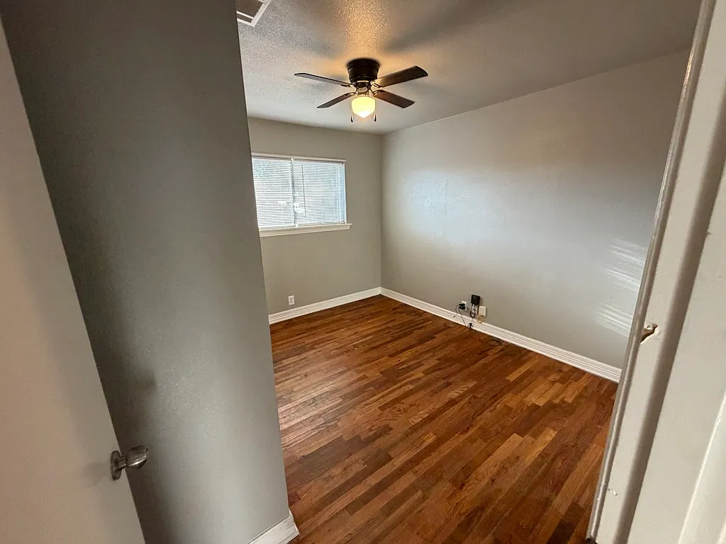 Charming 3-Bed House with Central A/C and Fenced Yard — Photo 2