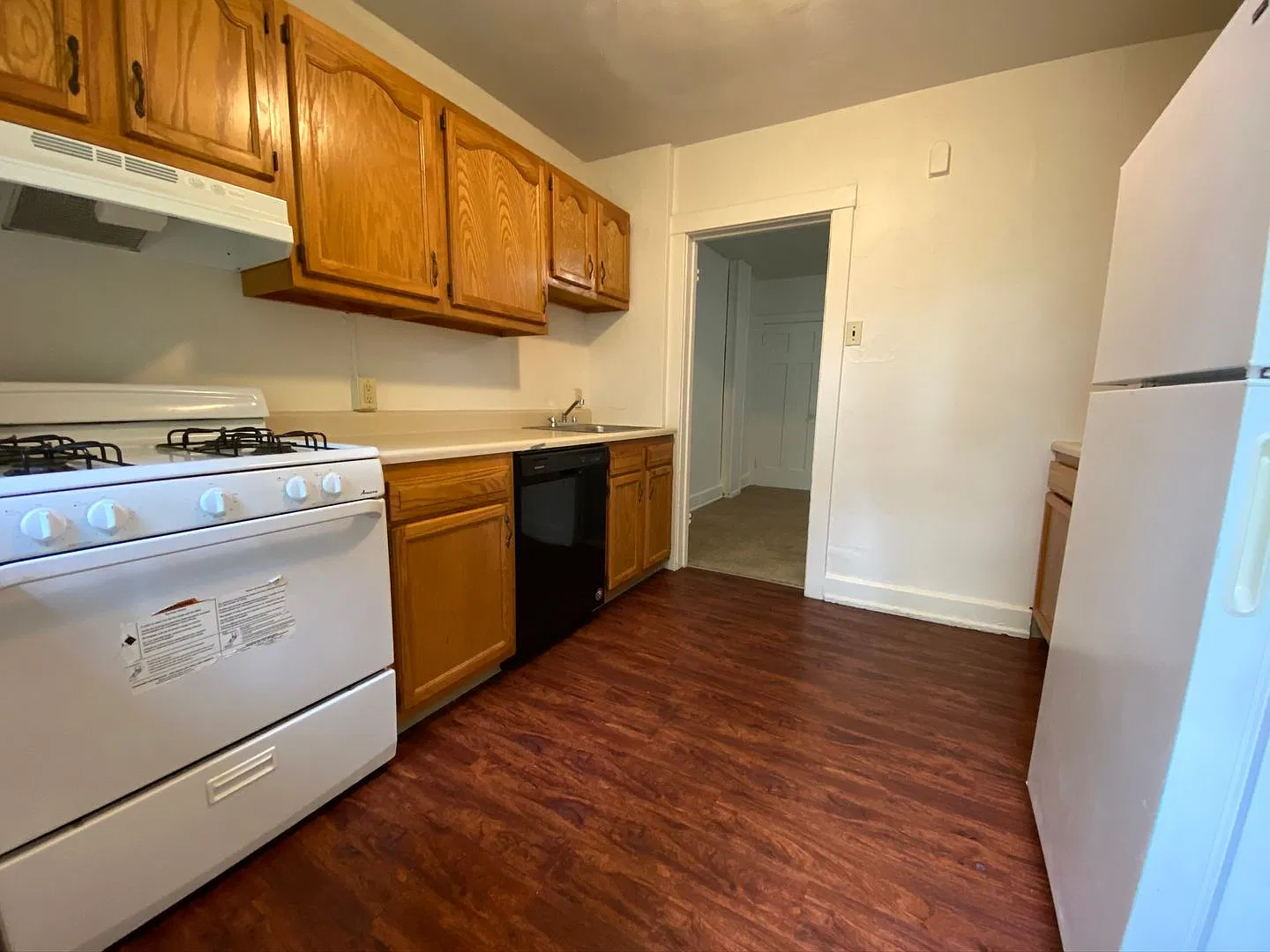 Spacious Three Bedroom Townhouse in Squirrel Hill! Lots of Natural Light! Call Today! — Photo 2
