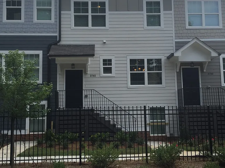 3792 Oxford Cir — Photo 1