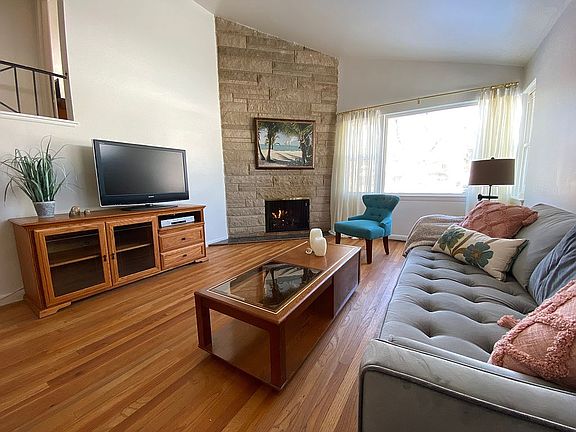 3rd image of 2433 Bel Air Dr