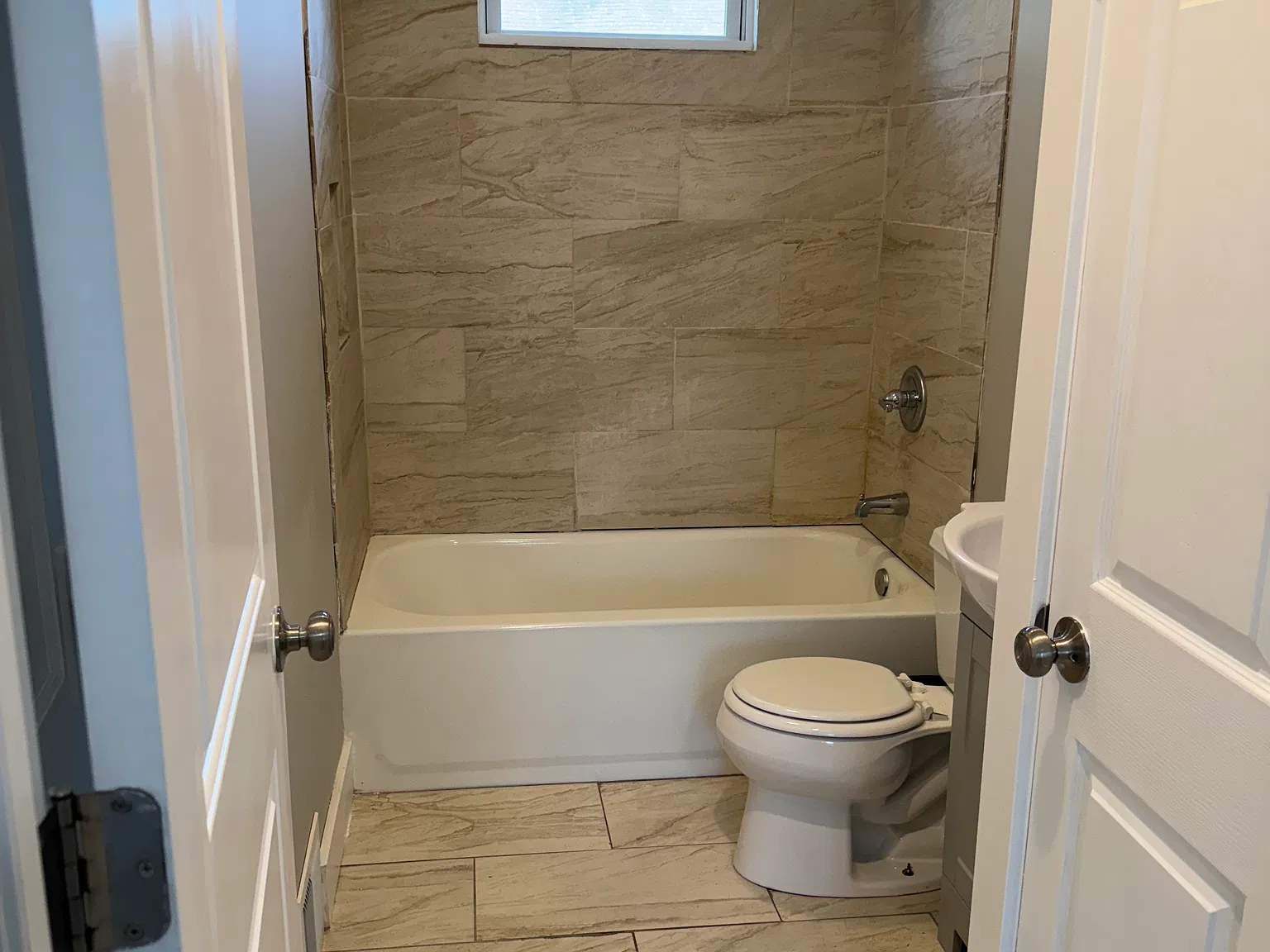 2 bed, 800 sqft, $2,200 — Photo 2