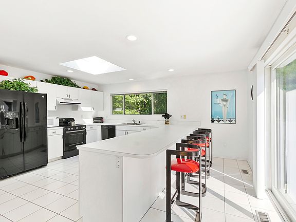 4th image of 7 Indian Pipe Dr