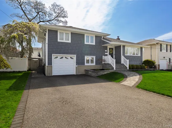 17 6th Avenue, Massapequa Park, NY 11762