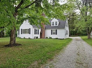 128 Fairview Rd, Chagrin Falls, OH 44022