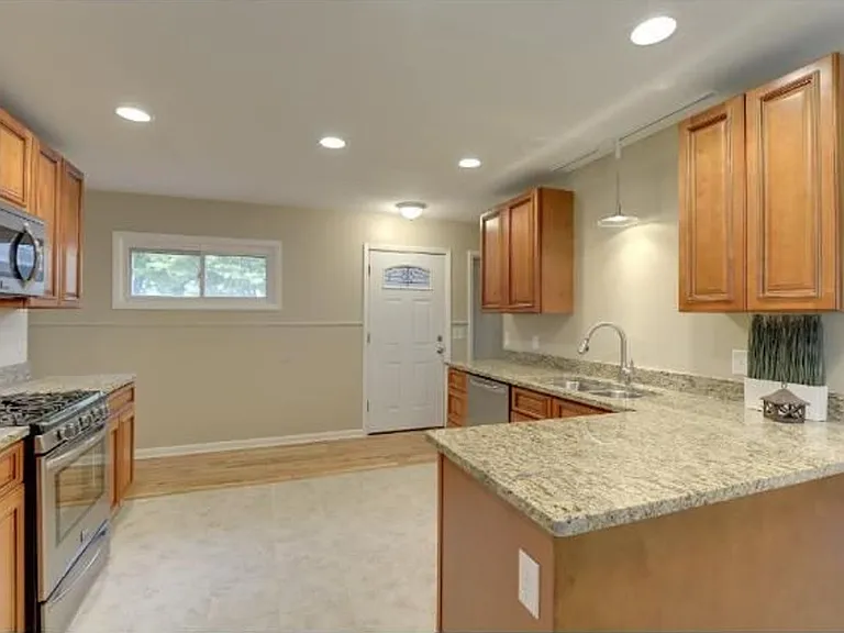 4224 Edgewood Ave N — Photo 3