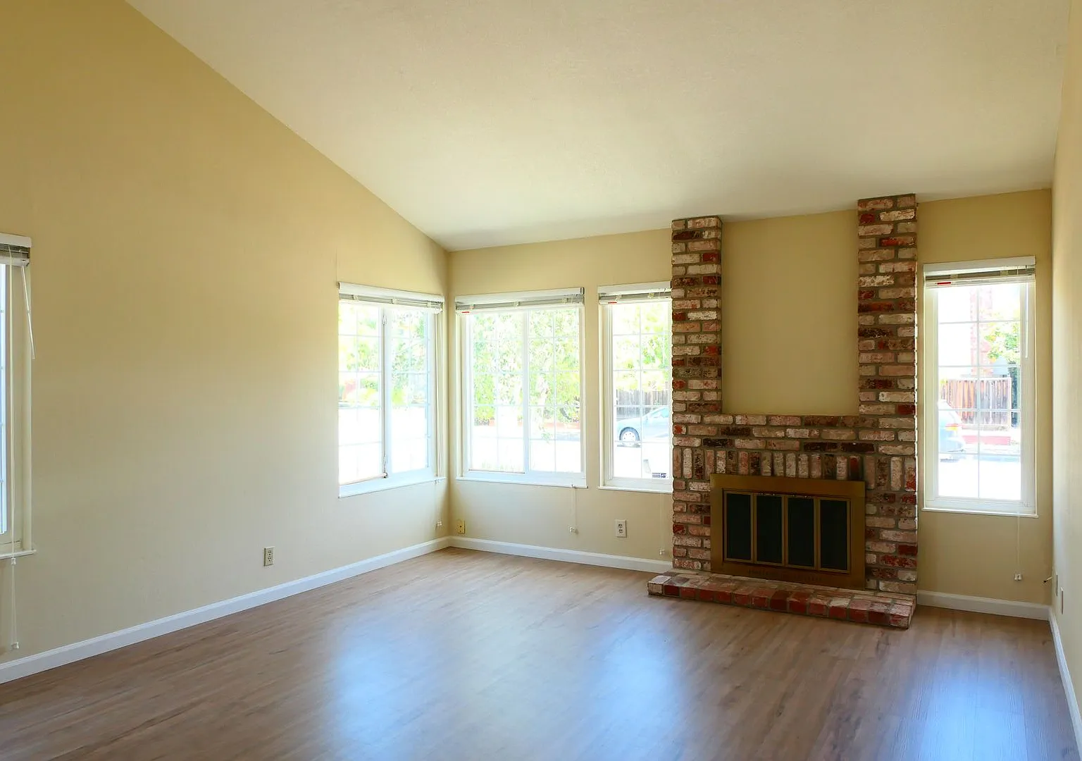 3bed/2 full bath + 1 office in the backyard. Single Family Home! — Photo 2