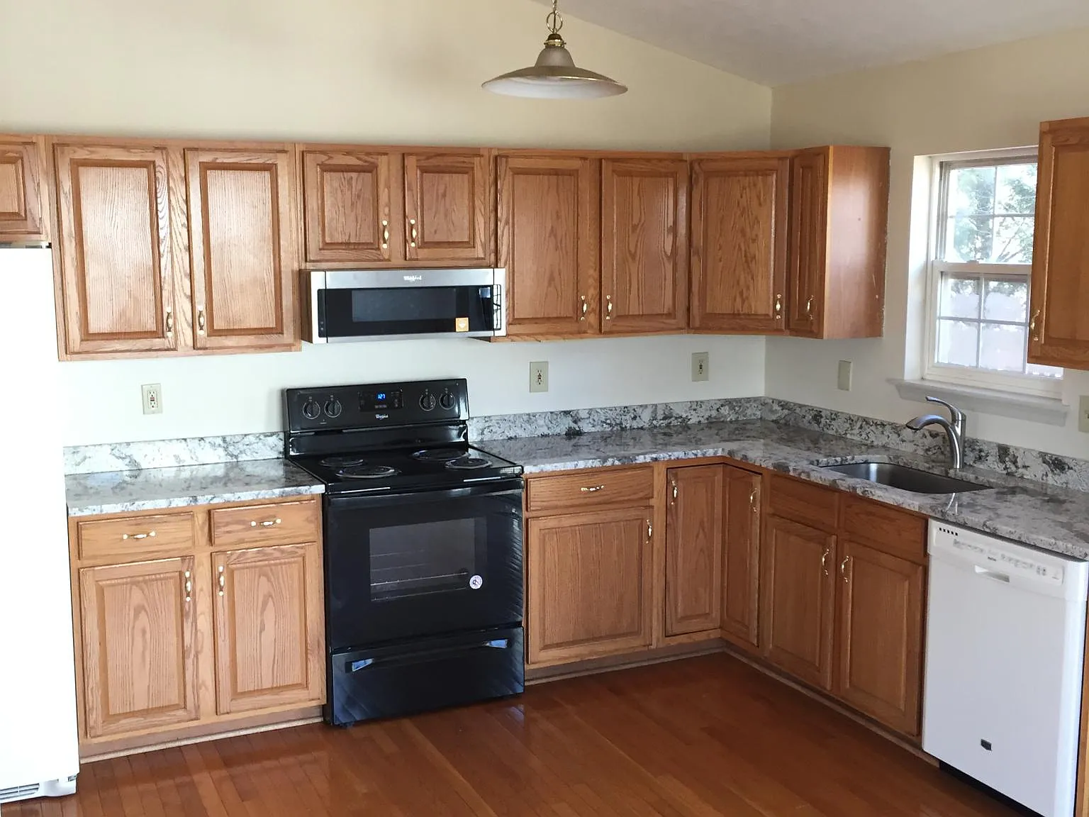 4 bed, 1800 sqft, $2,700 — Photo 3