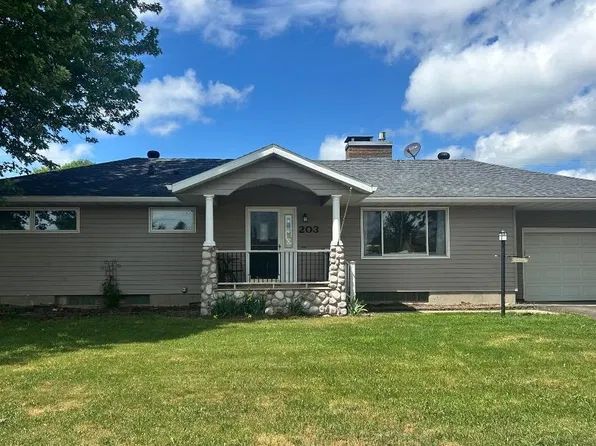203 Wyandotte Rd, Hoyt Lakes, MN 55750