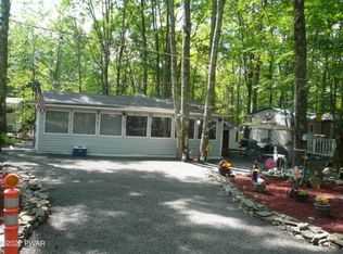 111 Cardinal Ln, Shohola, PA 18458