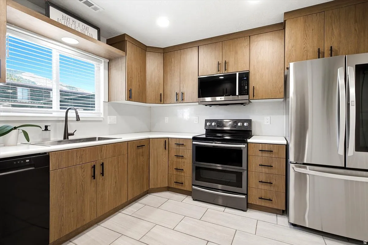 2 bed, 1.5 bath, 1024 sqft, $2,100 — Photo 1