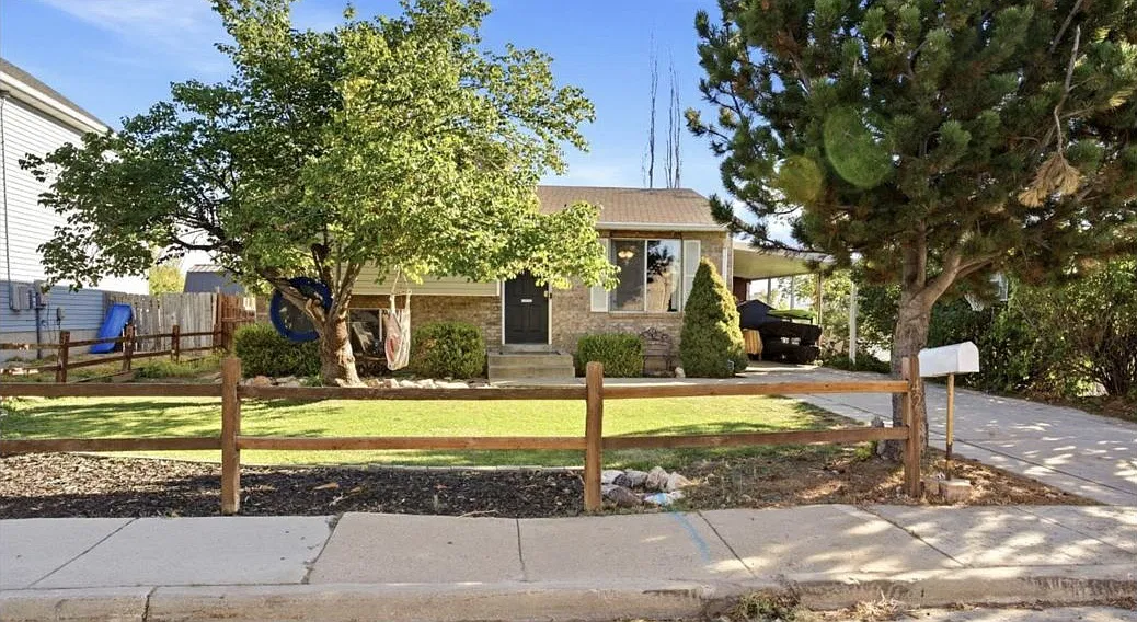3 bed, 1255 sqft, $2,100 — Photo 2