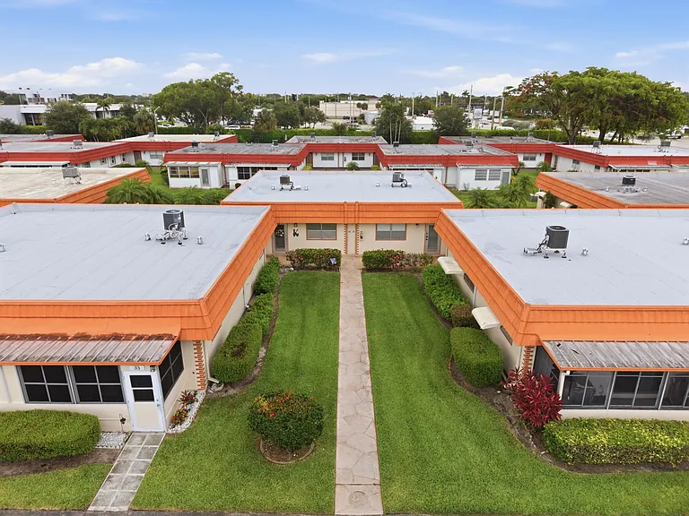 28 Seville Dr #B — Photo 35