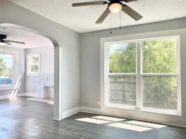 2371 Broadway St E, Dickinson, TX 77539