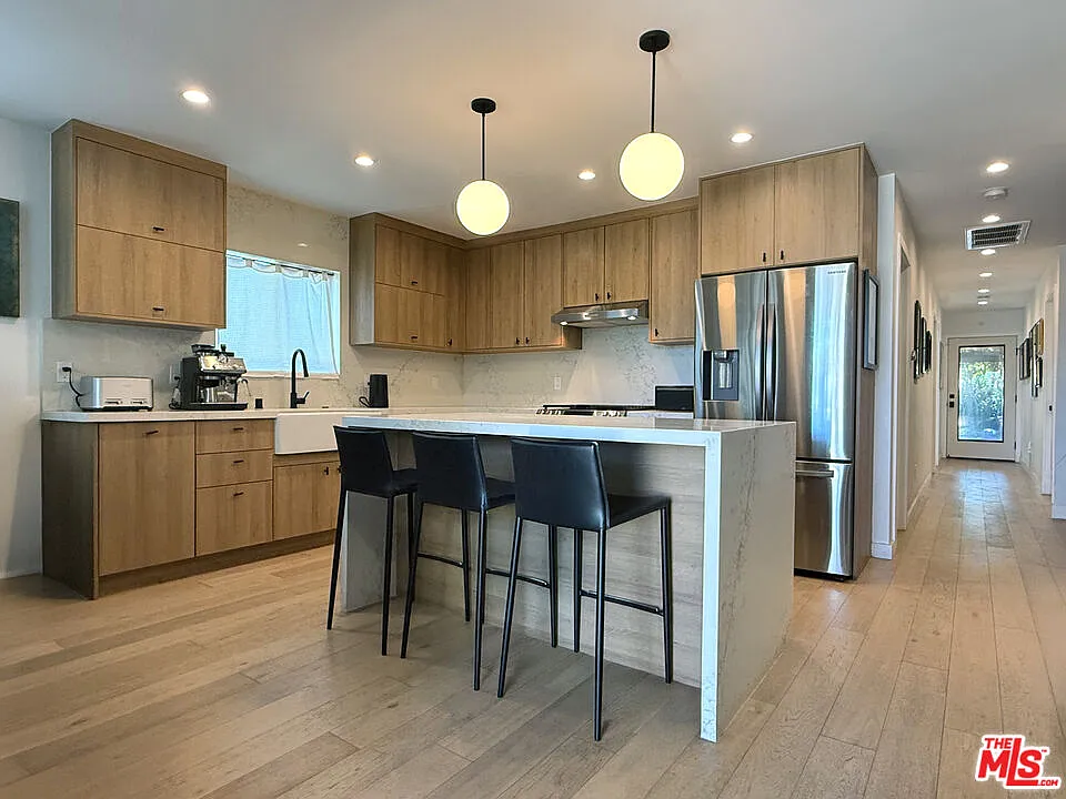 3 bed, 3.0 bath, 1402 sqft, $6,900 — Photo 1
