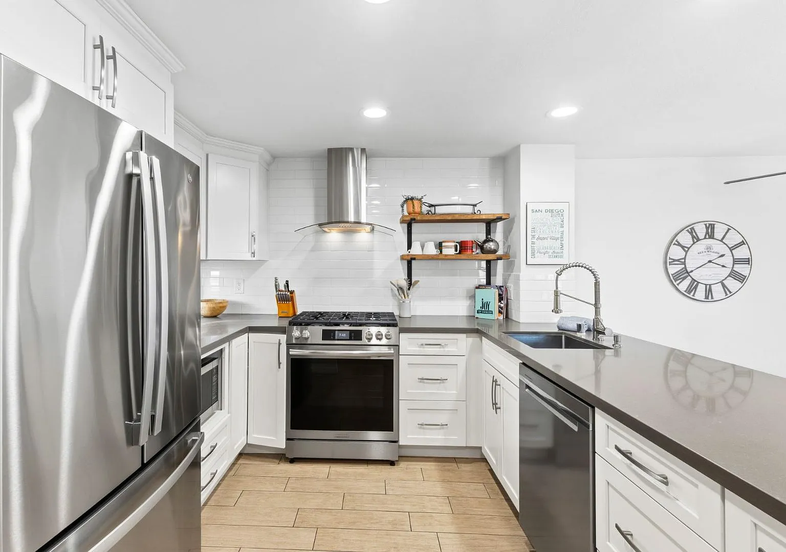 723 Seacoast Dr - Seacoast Dr 723 — Photo 3