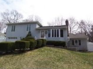 11 Tanglewood Dr, Smithtown, NY 11787