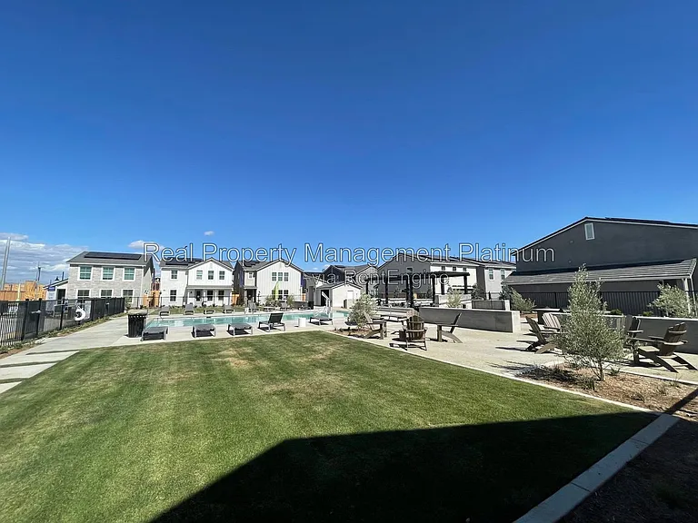 2752 E Tamarind Dr — Photo 9