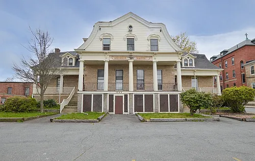 1049 Pleasant St Photo 1