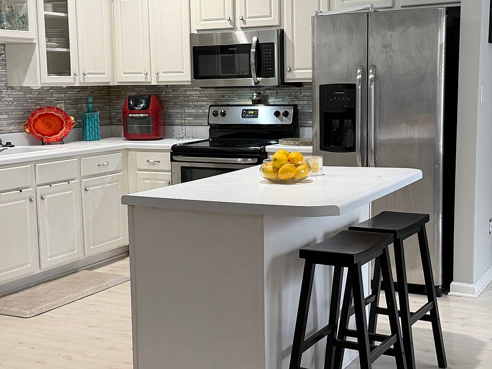 Fully equipped kitchen even with pots and pans and dishes.