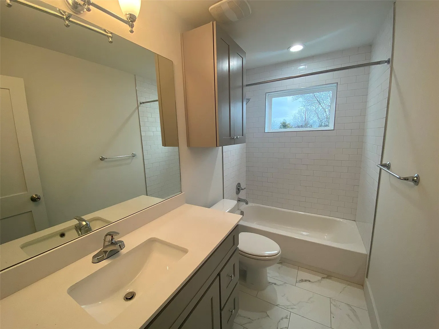 4 bed, 3.0 bath, 2153 sqft, $3,595 — Photo 4