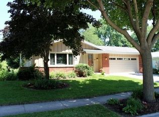 1138 Wisteria Ln, Waukesha, WI 53189