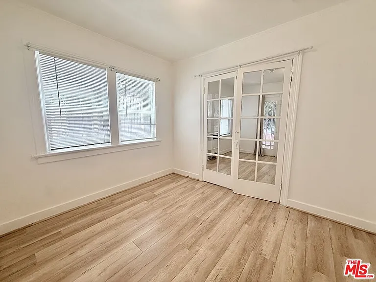 934 1/2 S Berendo St — Photo 15