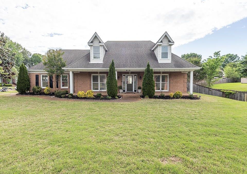 1st image of 812 Planters Ridge Dr