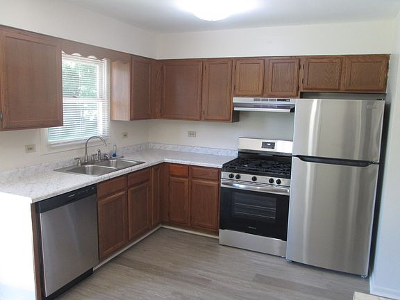 3rd image of 828 Pine Grove Ave