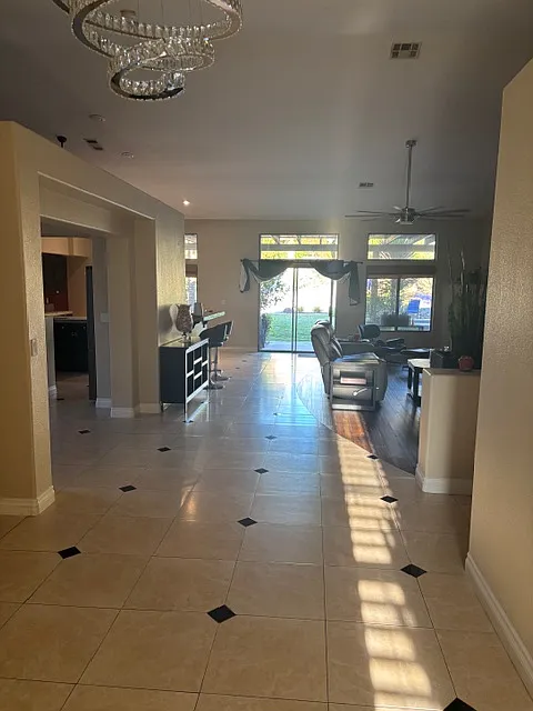 4 bed, 2.5 bath, 2563 sqft, $4,220 — Photo 3