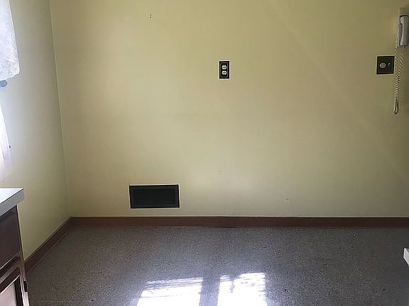 Dining area- table fits!