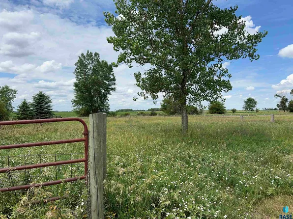 24912 406th Ave, Mitchell, SD 57301