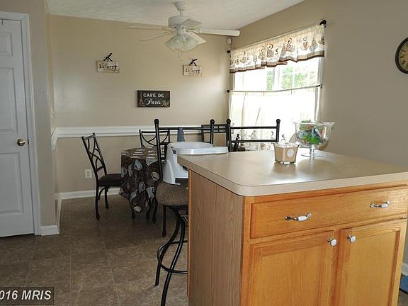 4th image of 702 Clint Ln
