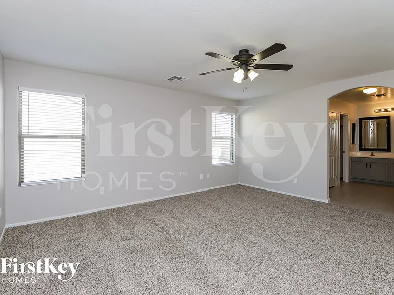 1130 E Oak Rd — Photo 7